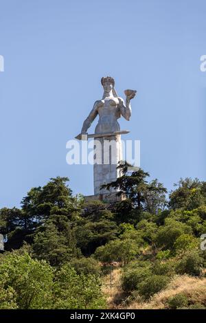 Tbilissi, Géorgie - 22 JUIN 2024 : Kartlis Deda est un monument dans la capitale géorgienne Tbilissi. Érigé au sommet de la colline Sololaki en 1958, le 1500e anni Banque D'Images