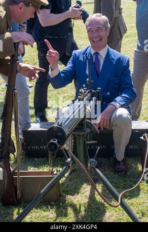 COLCHESTER ANGLETERRE juin 29 2024 : Nigel Farage remuant le doigt avec le pistolet de la première Guerre mondiale en reconstitution Banque D'Images