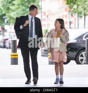 Londres, 21 juillet 2024. Hunt a emmené une de ses filles voir les studios de la BBC. Jeremy Hunt, ancien chancelier et maintenant chancelier de l'Échiquier de Shadown, est vu devant la BBC dans le centre de Londres pour les émissions du dimanche matin et la ronde médiatique. Crédit : Imageplotter/Alamy Live News Banque D'Images