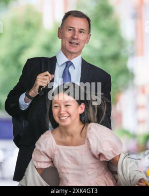 Londres, 21 juillet 2024. Hunt a emmené une de ses filles voir les studios de la BBC. Jeremy Hunt, ancien chancelier et maintenant chancelier de l'Échiquier de Shadown, est vu devant la BBC dans le centre de Londres pour les émissions du dimanche matin et la ronde médiatique. Crédit : Imageplotter/Alamy Live News Banque D'Images