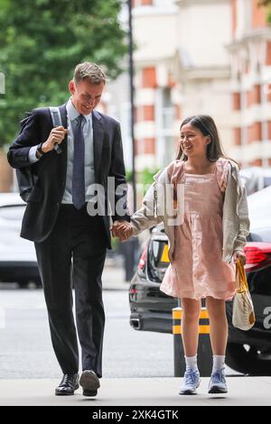 Londres, 21 juillet 2024. Hunt a emmené une de ses filles voir les studios de la BBC. Jeremy Hunt, ancien chancelier et maintenant chancelier de l'Échiquier de Shadown, est vu devant la BBC dans le centre de Londres pour les émissions du dimanche matin et la ronde médiatique. Crédit : Imageplotter/Alamy Live News Banque D'Images