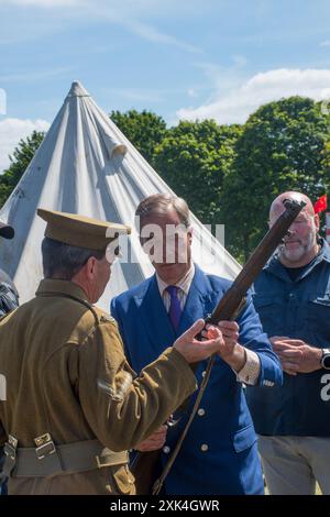 COLCHESTER ANGLETERRE juin 29 2024 : Nigel Farage avec un canon de la première Guerre mondiale Banque D'Images