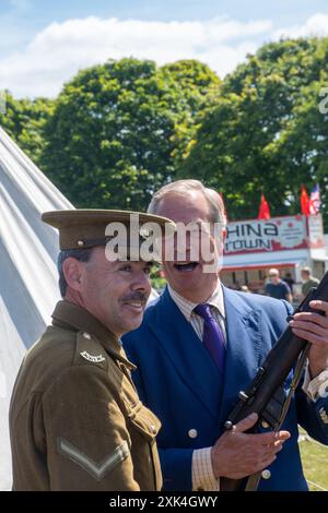 COLCHESTER ANGLETERRE juin 29 2024 : Nigel Farage avec arme à feu de la première Guerre mondiale et de reconstitution entusiast Banque D'Images