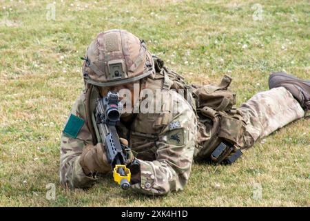 COLCHESTER ANGLETERRE juin 29 2024 : Assault Rifleman couché sur le ventre pointant le pistolet vers la caméra Banque D'Images