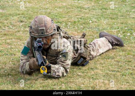 COLCHESTER ANGLETERRE juin 29 2024 : Assault Rifleman couché pointant l'arme vers la caméra Banque D'Images