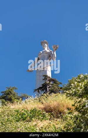 Tbilissi, Géorgie - 22 JUIN 2024 : Kartlis Deda est un monument dans la capitale géorgienne Tbilissi. Érigé au sommet de la colline Sololaki en 1958, le 1500e anni Banque D'Images