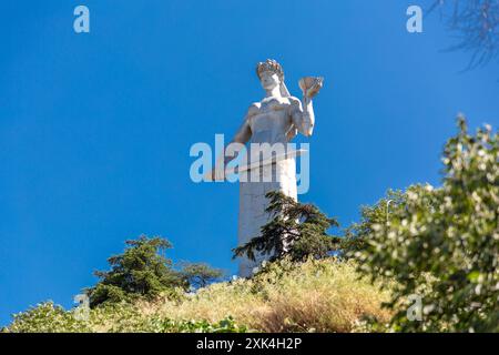 Tbilissi, Géorgie - 22 JUIN 2024 : Kartlis Deda est un monument dans la capitale géorgienne Tbilissi. Érigé au sommet de la colline Sololaki en 1958, le 1500e anni Banque D'Images