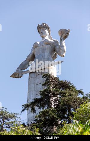 Tbilissi, Géorgie - 22 JUIN 2024 : Kartlis Deda est un monument dans la capitale géorgienne Tbilissi. Érigé au sommet de la colline Sololaki en 1958, le 1500e anni Banque D'Images