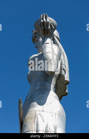 Tbilissi, Géorgie - 22 JUIN 2024 : Kartlis Deda est un monument dans la capitale géorgienne Tbilissi. Érigé au sommet de la colline Sololaki en 1958, le 1500e anni Banque D'Images