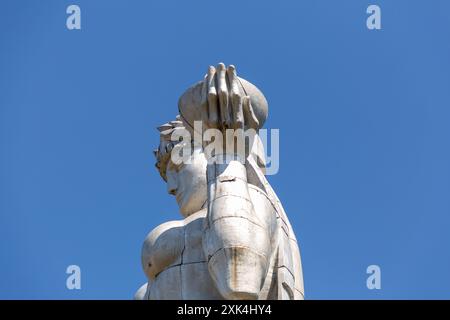 Tbilissi, Géorgie - 22 JUIN 2024 : Kartlis Deda est un monument dans la capitale géorgienne Tbilissi. Érigé au sommet de la colline Sololaki en 1958, le 1500e anni Banque D'Images