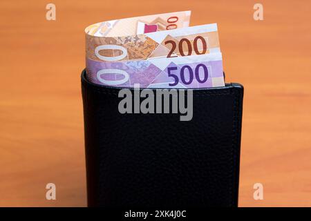 Argent qatari - riyal dans le portefeuille noir Banque D'Images