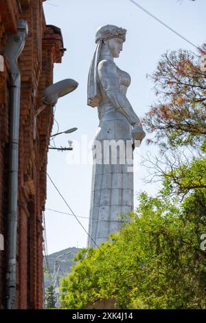 Tbilissi, Géorgie - 22 JUIN 2024 : Kartlis Deda est un monument dans la capitale géorgienne Tbilissi. Érigé au sommet de la colline Sololaki en 1958, le 1500e anni Banque D'Images