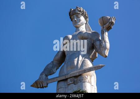 Tbilissi, Géorgie - 22 JUIN 2024 : Kartlis Deda est un monument dans la capitale géorgienne Tbilissi. Érigé au sommet de la colline Sololaki en 1958, le 1500e anni Banque D'Images