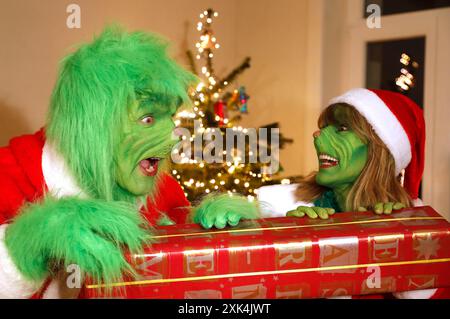 GEEK ART - Bodypainting et Transformaking : 'le Grinch vole Noël' photoshoot avec Enrico Lein dans le rôle du Grinch et Maria Skupin dans le rôle de MRS Grinch dans la Villa Czarnecki à Hameln. - Un projet du photographe Tschiponnique Skupin et du bodypeintre Enrico Lein Banque D'Images