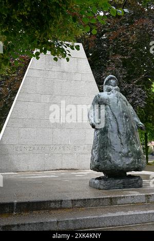 la haye, pays-bas - 2024.07.13 : sculpture en bronze de la reine wilhelmine par charlotte von pallandt (1880-1962) à noordeinde / paleisstraat -- [cre Banque D'Images