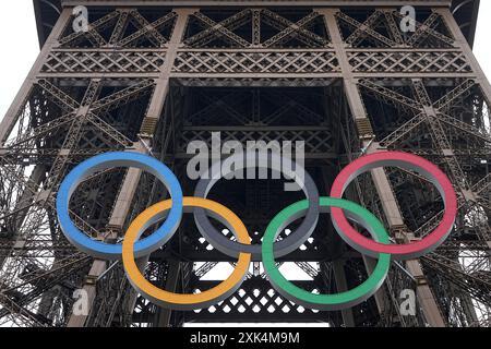 Paris, France. 21 juillet 2024. Avant les Jeux olympiques d'été, Paris 2024, les anneaux olympiques sur la Tour Eiffel. Crédit : Michael Kappeler/dpa/Alamy Live News Banque D'Images