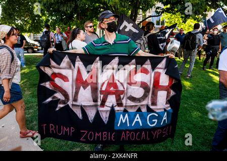 18 juillet 2024, Milwaukee, Wisconsin, États-Unis : une personne tient un drapeau lisant, â€œSmash MAGA, Trump Zombie Apocalypse,â€ alors que les arotesters marchent et protestent contre la mort de deux hommes noirs, Samuel Sharpe Jr.., aux mains de la police hors ville au RNC, et dÂ€™Vontaye Mitchell, qui aurait été battu par des employés de l’hôtel, le dernier jour de la Convention nationale républicaine (RNC), à Milwaukee, Wisconsin. La convention s'est déroulée comme prévu malgré la tentative d'assassinat contre Trump et s'est conclue par l'acceptation de la nomination présidentielle de son parti. (Crédit image : © Jeremy Hogan/SOPA I Banque D'Images