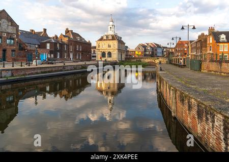 Réflexions de la douane de Kings Lynn vues dans l'eau calme de Purfleet Quay, prises le 18 juillet 2024. Banque D'Images
