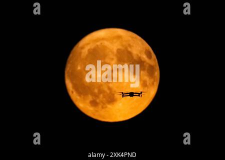 Vollmond Vor dem organge leuchtenden Vollmond zeichnet sich die Silhouette einer in der Luft schwebenden Drohne ab. Francfort-sur-le-main Hessen Deutschland *** pleine lune la silhouette d'un drone planant dans les airs se distingue de la pleine lune orange brillante Francfort-sur-le-main Hesse Allemagne 2024-07-20 vollmond drohne 02 Banque D'Images