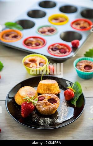 Muffins au lait caillé sucré garnis de fraises Banque D'Images