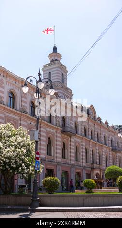 Tbilissi, Géorgie - 22 JUIN 2024 : Liberty Square est situé dans le centre de Tbilissi, Géorgie, à l'extrémité est de l'avenue Rustaveli. Banque D'Images