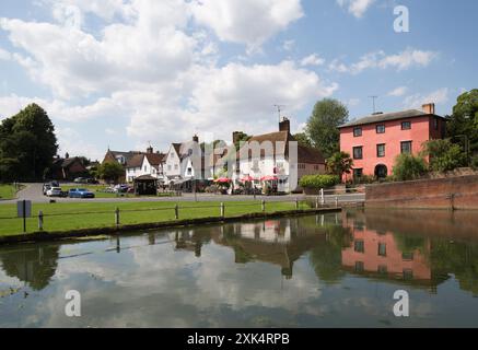 Le Fox public House Restaurant Duck Pond et Village Green Finchingfield Essex Banque D'Images