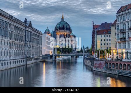 Le Nikolaiviertel, la rivière Spree et la cathédrale de Berlin au crépuscule Banque D'Images