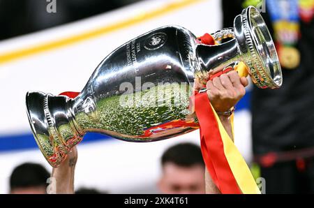 Fussball, Europameisterschaft, EURO 2024, finale, Olympiastadion Berlin : Spanien - England 2:1 ; Die Europameisterschaft-TrophŠe Coupe Henri Delaunay. Feature, Symbol, Symbolbild, Einzelbild. Banque D'Images