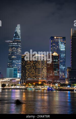 Ho Chi Minh ville, Vietnam - 02 août 2023 : Ho Chi Minh ville et la rivière Saigon. Incroyable vue nocturne colorée du gratte-ciel et d'autres bui modernes Banque D'Images