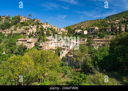 Superbe paysage urbain du petit village côtier de Deia à Majorque, Espagne. Maisons traditionnelles mitoyennes sur des collines entourées d'arbres verdoyants. Touriste de Banque D'Images