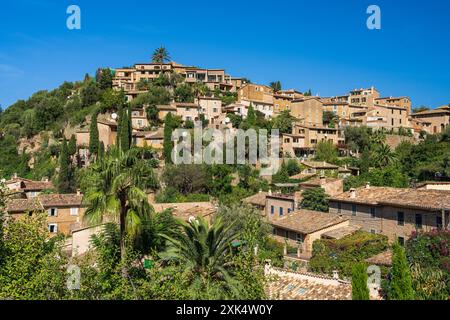 Superbe paysage urbain du petit village côtier de Deia à Majorque, Espagne. Maisons traditionnelles mitoyennes sur des collines entourées d'arbres verdoyants. Touriste de Banque D'Images