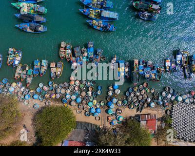 Vue aérienne du village de pêcheurs de Loc an, ville de Vung Tau. Un port de pêche avec des blocs de béton de protection contre les tsunamis. Paysage urbain et bateaux traditionnels dans le s. Banque D'Images