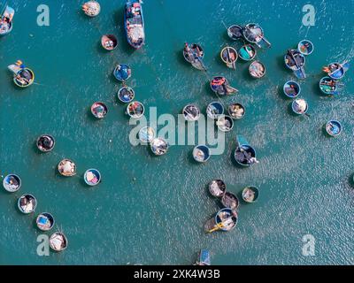 Vue aérienne du village de pêcheurs de Loc an, ville de Vung Tau. Un port de pêche avec des blocs de béton de protection contre les tsunamis. Paysage urbain et bateaux traditionnels dans le s. Banque D'Images