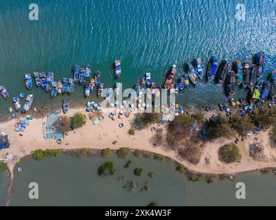 Vue aérienne du village de pêcheurs de Loc an, ville de Vung Tau. Un port de pêche avec des blocs de béton de protection contre les tsunamis. Paysage urbain et bateaux traditionnels dans le s. Banque D'Images