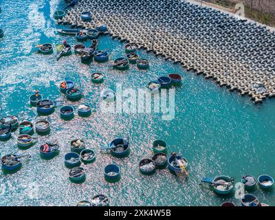 Vue aérienne du village de pêcheurs de Loc an, ville de Vung Tau. Un port de pêche avec des blocs de béton de protection contre les tsunamis. Paysage urbain et bateaux traditionnels dans le s. Banque D'Images