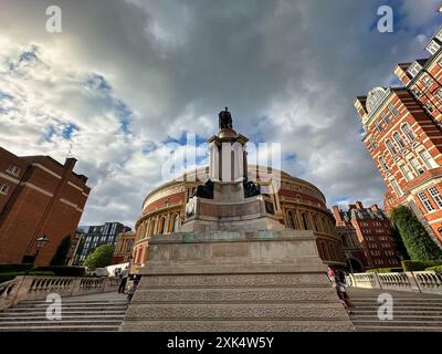 South Kensington, Londres, Royaume-Uni - 20e. Juillet 2024 la statue commémorative de l'exposition de 1851 du Prince Albert à l'arrière du Royal Albert Hall Banque D'Images