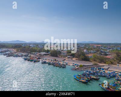 Vue aérienne du village de pêcheurs de Loc an, ville de Vung Tau. Un port de pêche avec des blocs de béton de protection contre les tsunamis. Paysage urbain et bateaux traditionnels dans le s. Banque D'Images