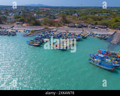 Vue aérienne du village de pêcheurs de Loc an, ville de Vung Tau. Un port de pêche avec des blocs de béton de protection contre les tsunamis. Paysage urbain et bateaux traditionnels dans le s. Banque D'Images