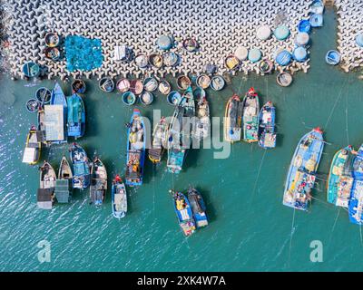 Vue aérienne du village de pêcheurs de Loc an, ville de Vung Tau. Un port de pêche avec des blocs de béton de protection contre les tsunamis. Paysage urbain et bateaux traditionnels dans le s. Banque D'Images