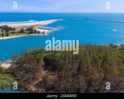 Vue aérienne du village de pêcheurs de Loc an, ville de Vung Tau. Un port de pêche avec des blocs de béton de protection contre les tsunamis. Paysage urbain et bateaux traditionnels dans le s. Banque D'Images