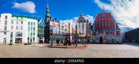 Riga, Lettonie - Sep, 2022 : Schwabe House et House of the Blackheads sur la place de l'hôtel de ville, ancien monument historique. Europe du Nord Banque D'Images