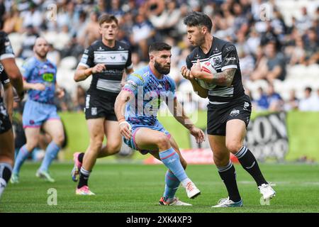 Hull, Angleterre - 20 juillet 2024 - Abbas Miski de Wigan Warriors affronte Tom Briscoe de Hull FC. Rugby League Betfred Super League , Hull FC vs Wigan Warriors au MKM Stadium, Hull, Royaume-Uni Dean Williams Banque D'Images