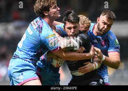 Hull, Angleterre - 20 juillet 2024 - Tom Briscoe du Hull FC est terminé par Ethan Havard, Luke Thompson et Kaide Ellis du Wigan Warriors. Rugby League Betfred Super League , Hull FC vs Wigan Warriors au MKM Stadium, Hull, Royaume-Uni Dean Williams Banque D'Images