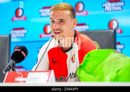 ROTTERDAM, 21-07-2024, de Kuip . Football néerlandais Eredivisie , saison 2024 - 2025. Ouvrir dag Feyenoord . Thomas Beelen, joueur de Feyenoord, lors de la conférence de presse pour les enfants Banque D'Images