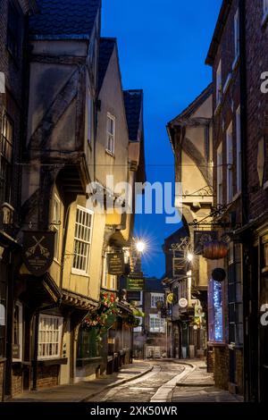York The Shambles dans le centre historique de la ville de York, North Yorkshire, Angleterre, présentant l'une des rues commerçantes médiévales les mieux conservées d'Europe. Banque D'Images