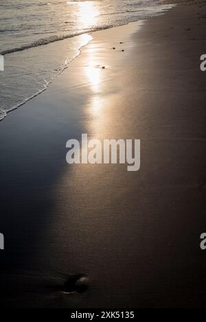 Coucher de soleil sur la plage à El Tunco, ville de surf sur la côte Pacifique, El Salvador, Amérique centrale Banque D'Images
