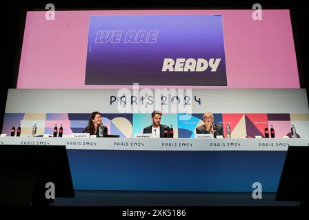 Paris, France. 21 juillet 2024. Tony Estanguet (C), Président de Paris 2024, intervient lors d'une conférence de presse au Centre de presse principal de Paris 2024 à Paris, France, le 21 juillet 2024. Crédit : Wang Dongzhen/Xinhua/Alamy Live News Banque D'Images