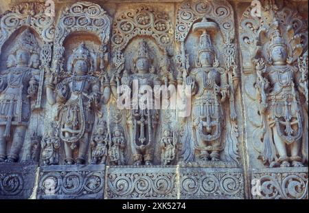 Les ruines du temple hindou du temple de Chennakeshava avec des figures de sculpture sur pierre, aussi Keshava, Kesava ou Vijayanarayana Temple dans la ville de Belur dans le Banque D'Images