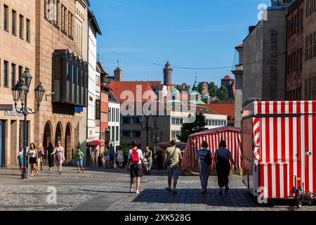 Nürnberger Innenstadt Blick von der Lorenzkirche zur Kaiserburg an einem Sonntagmorgen. Trotz geschlossener Geschäfte zieht der Sommertag zahlreiche Menschen in die Innenstadt. Nürnberg Bayern Deutschland *** Nuremberg centre-ville vue de la Lorenzkirche au Kaiserburg un dimanche matin malgré des magasins fermés, la journée d'été attire de nombreuses personnes au centre-ville Nuremberg Bavière Allemagne 20240721-6V2A5566 Banque D'Images