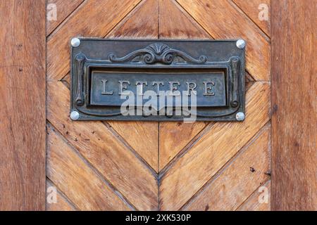 Buzón Clásico de correo en una vieja puerta de madera Banque D'Images